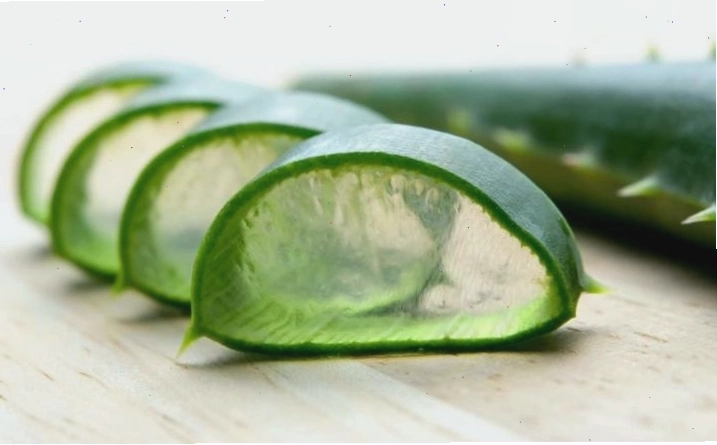 Mẹo loại bỏ vết dính của dầu mỡ bằng nha đam