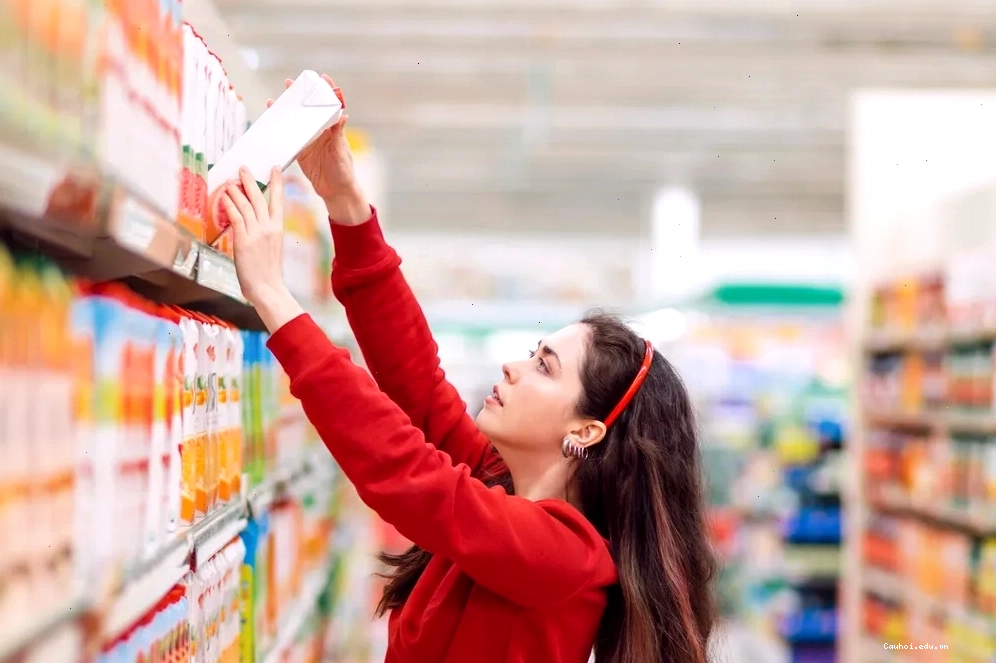 Minh họa bà bầu không nên thực hiện động tác rướn người khi mang thai