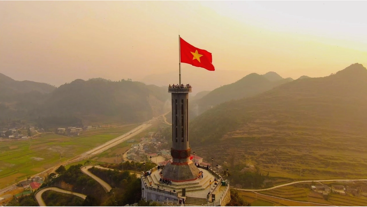 Một góc nhìn khác về Cột cờ Lũng Cú và cảnh quan xung quanh