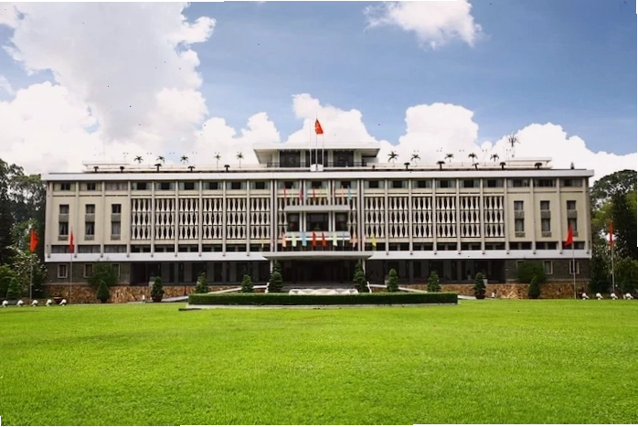 Một góc sân trong khuôn viên chùa Ngọc Hoàng