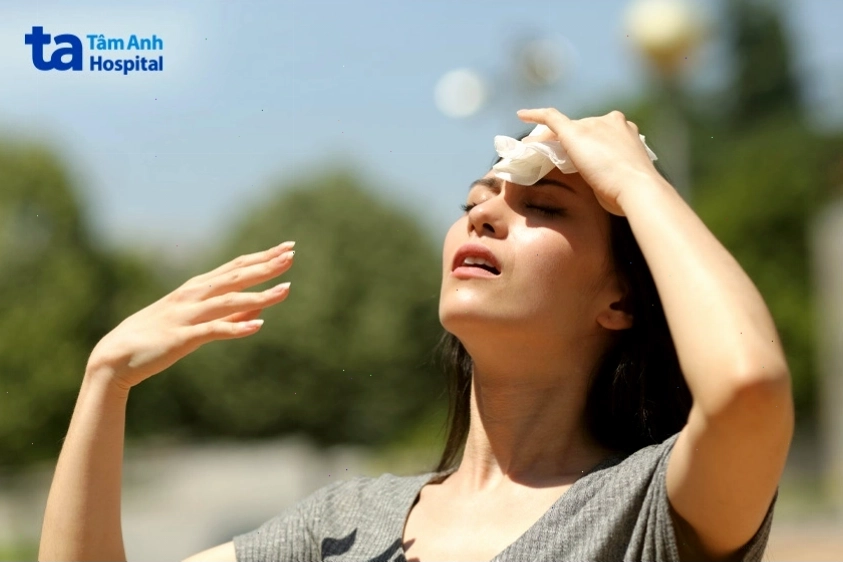 Nắng nóng và đổ mồ hôi nhiều gây mất nước và tụt huyết áp