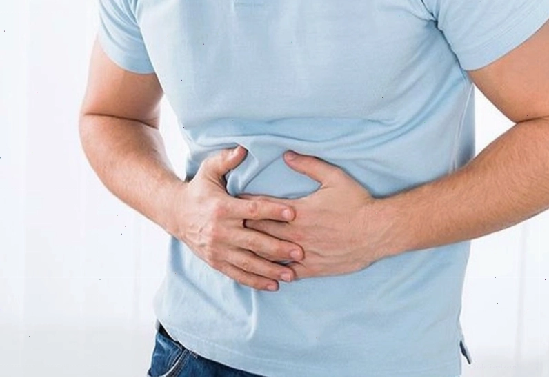 Nên cảnh giác khi phân sống kèm theo tình trạng đau bụng