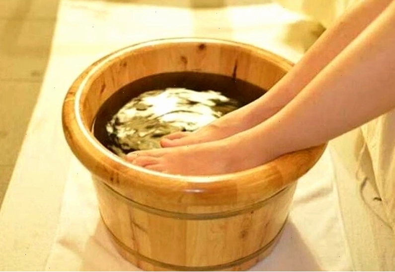 Ngâm chân với nước ấm là một cách hạ huyết áp tại nhà.