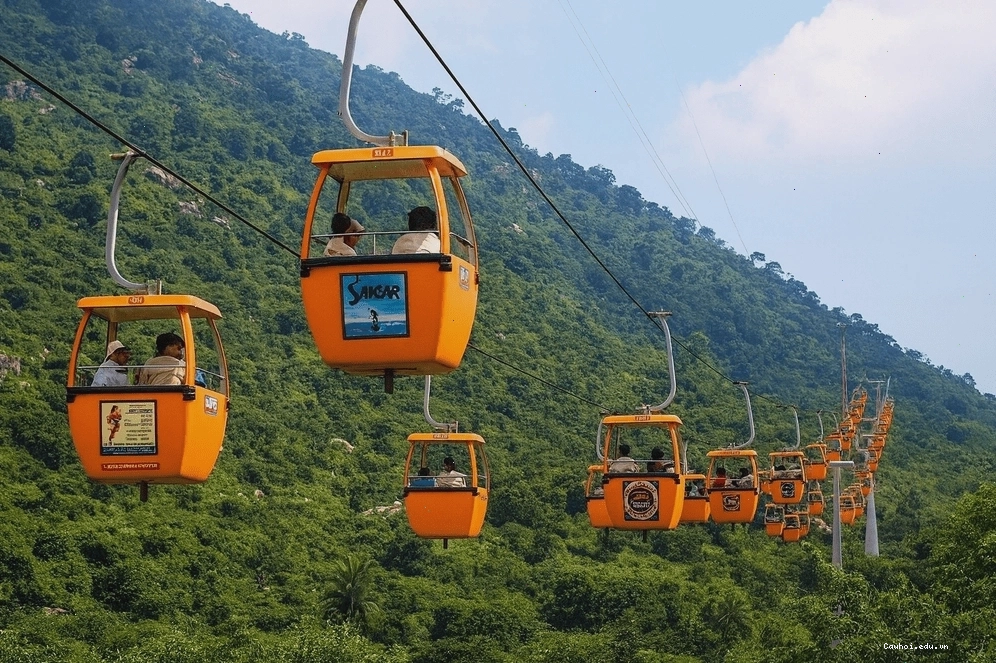 Ngắm toàn cảnh Đà Lạt và biển mây từ cáp treo Đồi Robin