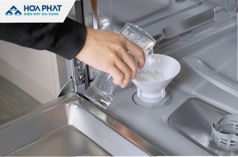 Ngăn chứa muối làm mềm nước trong máy rửa bát