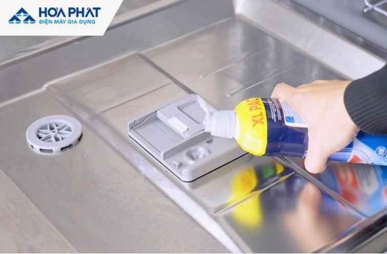 Ngăn chứa nước làm bóng trong máy rửa bát