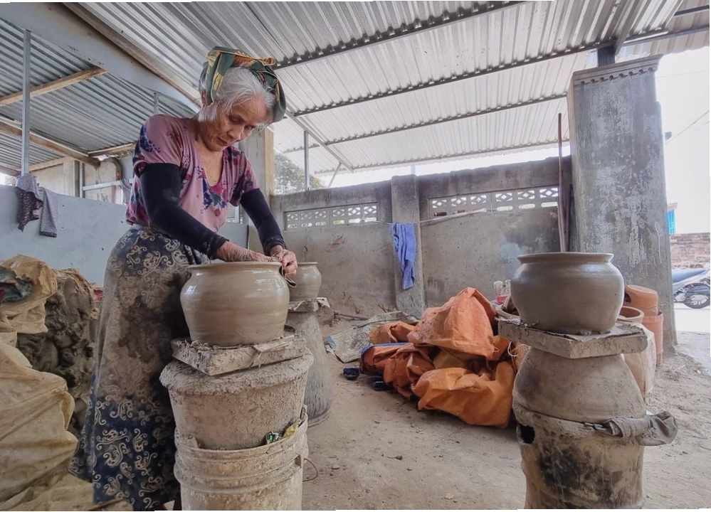 Nghệ nhân làng gốm Bàu Trúc đang nặn gốm bằng tay