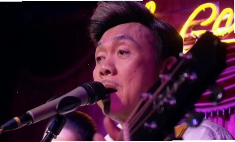 Nghệ sĩ Chí Tài đàn hát ca khúc Tình bơ vơ