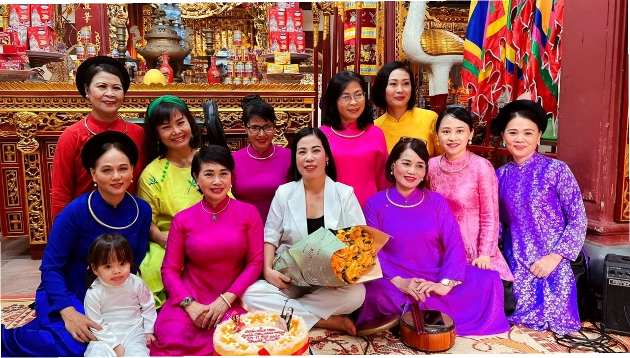 Nghệ sĩ Tuyết Tuyết biểu diễn say sưa