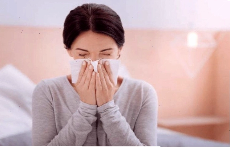 Nghẹt mũi có thể xảy ra vào ban ngày và ban đêm, ảnh hưởng đến giấc ngủ