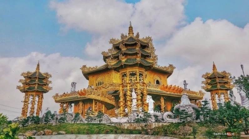 Ngôi chùa có kiến trúc dát vàng độc đáo