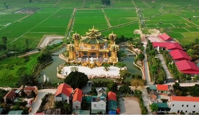 Ngôi chùa dát vàng ở Hưng Yên khiến du khách mê mẩn