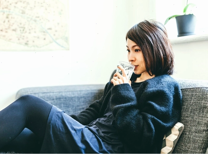 Ngồi uống nước giúp thận đào thải chất bẩn