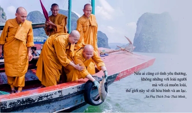 Người đang thực hiện nghi thức phóng sanh cá trên sông