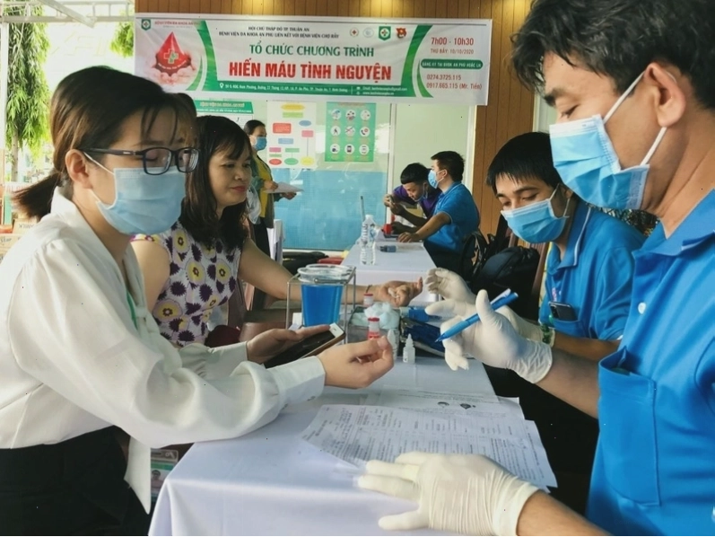 Người hiến máu đang nghỉ ngơi và uống nước