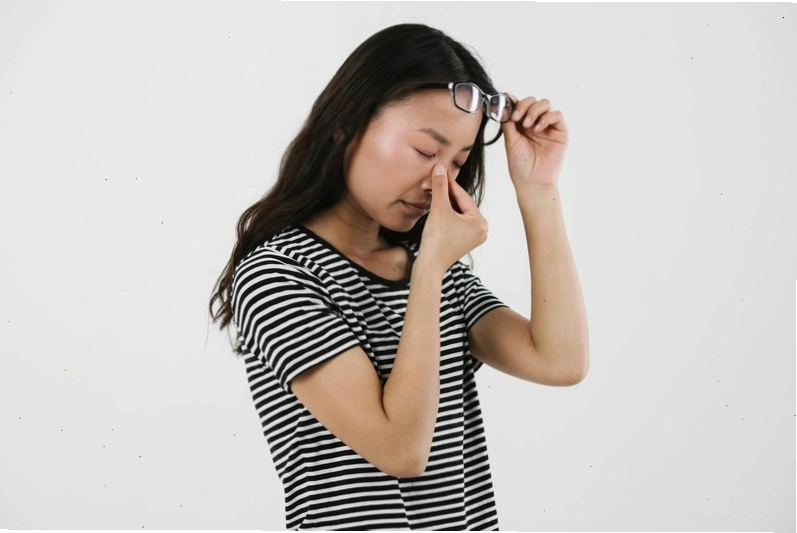 Người loạn thị thường bị mỏi mắt và nhức đầu khi đọc sách hay sử dụng điện thoại