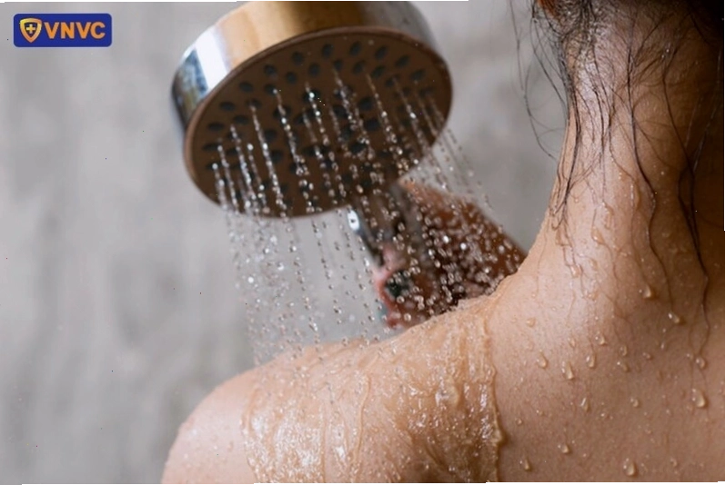 Người lớn bị cúm A vẫn có thể tắm