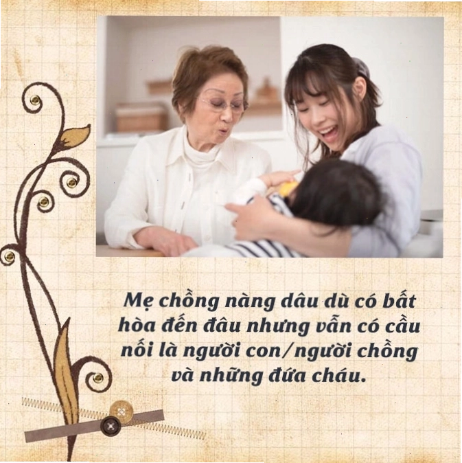 Người mẹ đang dịu dàng nhìn ngắm con trai đang ngủ