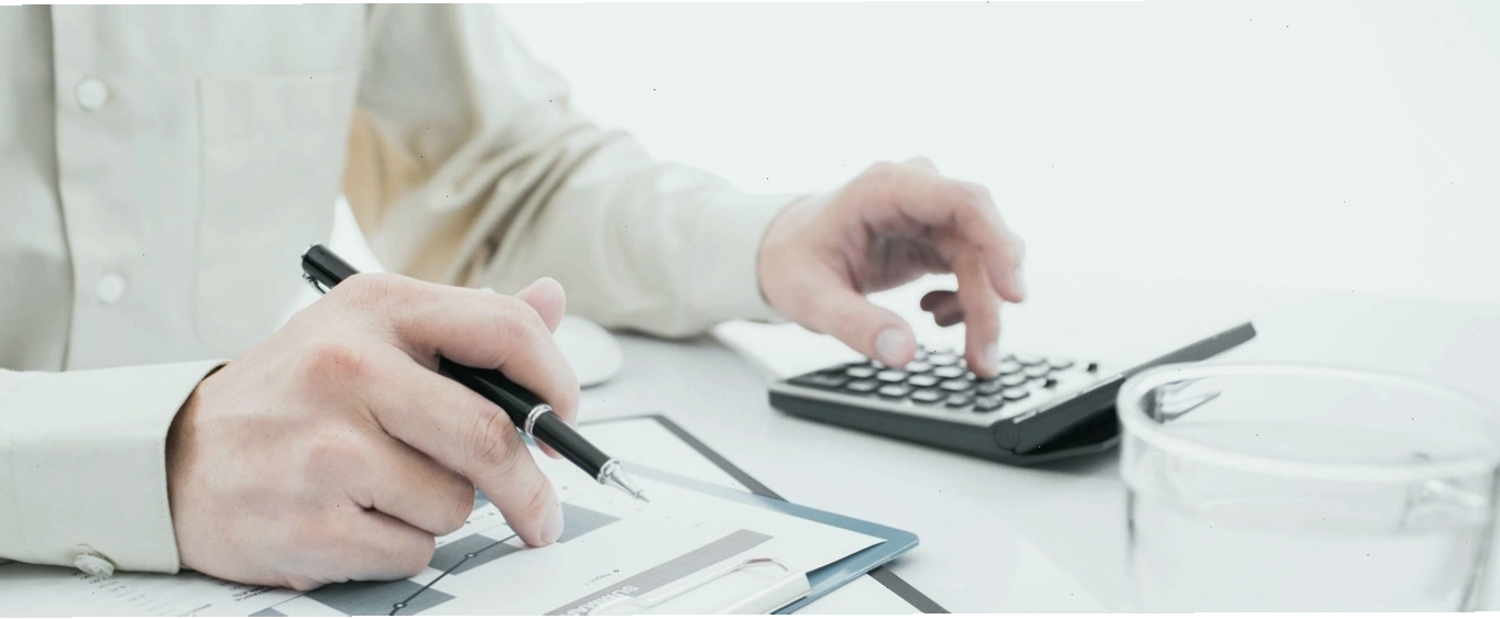 Người phụ nữ đang ghi chép kế hoạch tài chính cá nhân