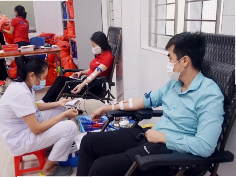 Người phụ nữ đang xem xét tiêu chuẩn hiến máu
