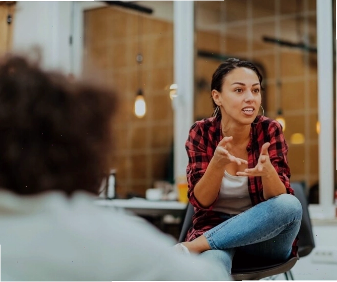 Người phụ nữ với ánh mắt tự tin, biểu cảm quyết đoán