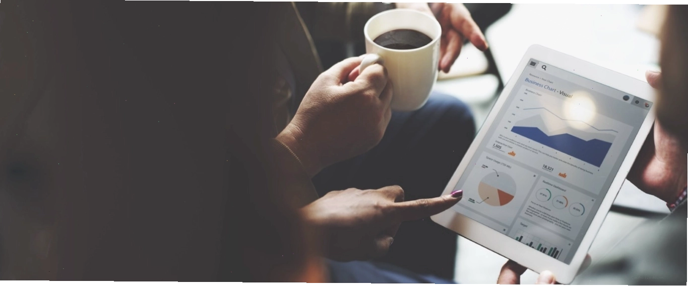 Người trẻ xem biểu đồ chứng khoán trên máy tính