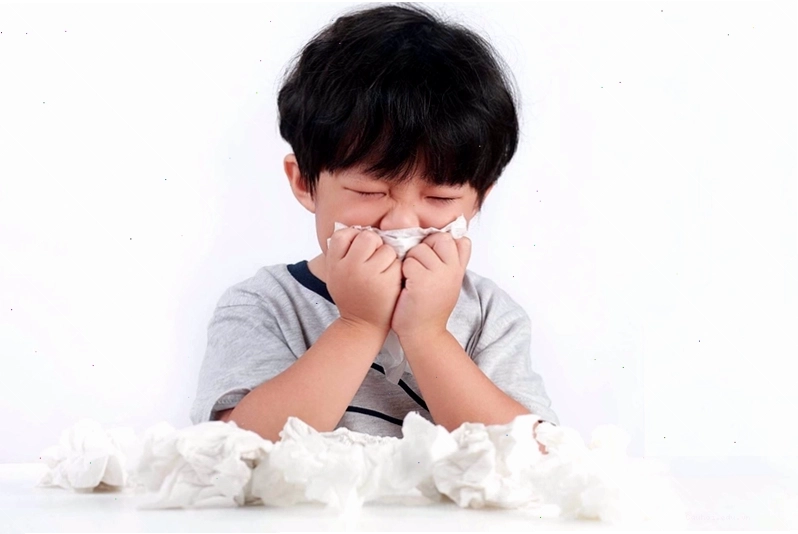 Nguyên nhân chảy máu cam ở trẻ là do bé tác động mạnh vào mũi gây vỡ mạch máu
