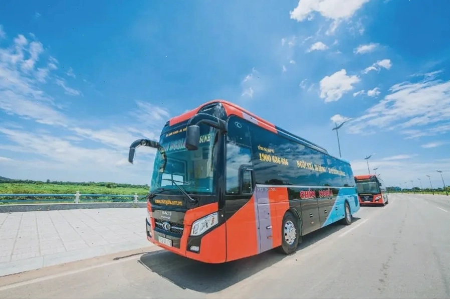 Nhà xe xếp hàng chờ đợi tại bến An Sương