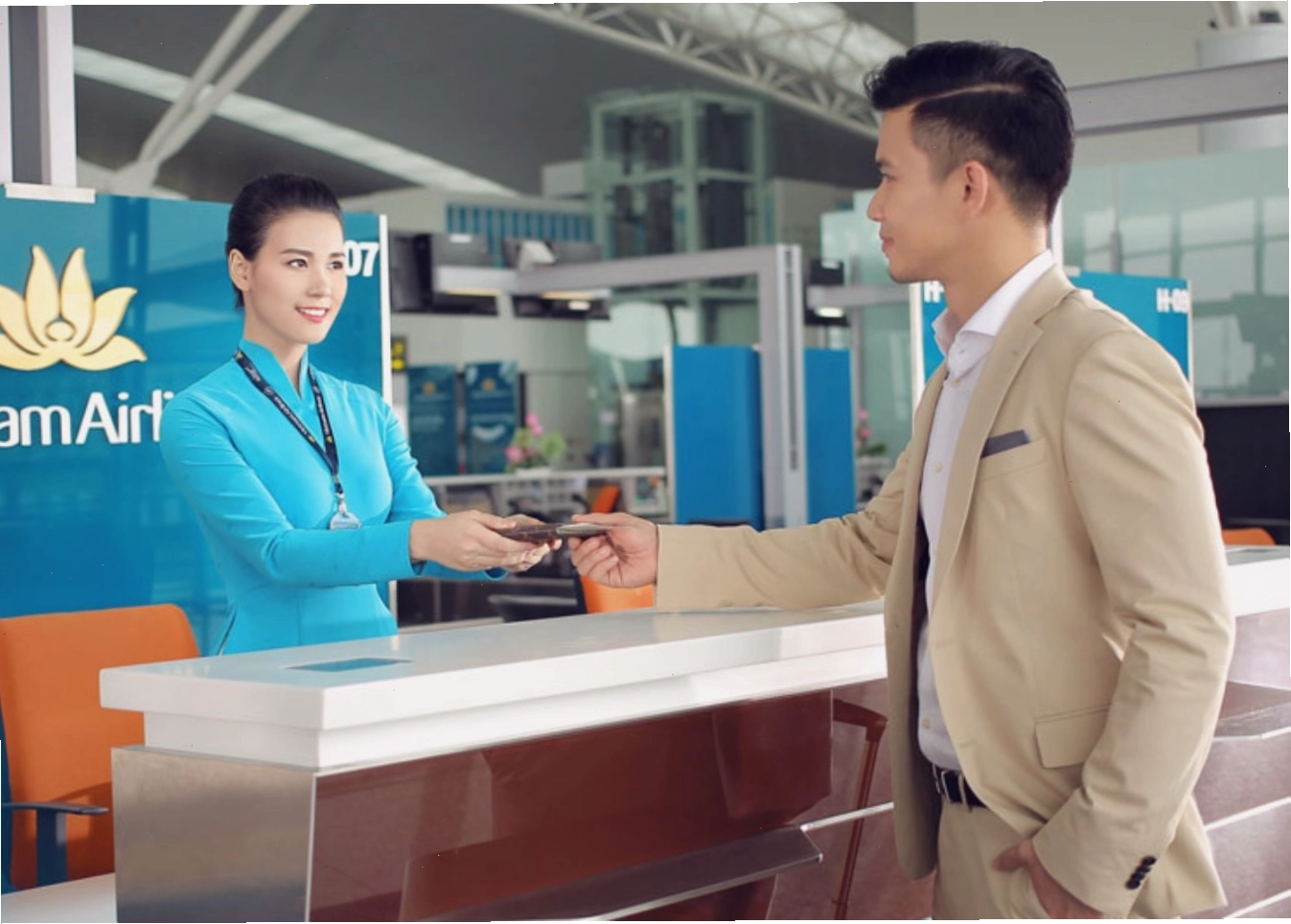 Nhân viên hàng không hỗ trợ hành khách làm thủ tục check-in