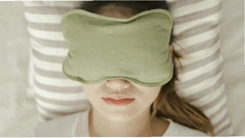 Nhiệt độ lạnh làm co mạch máu, giúp giảm sưng mắt