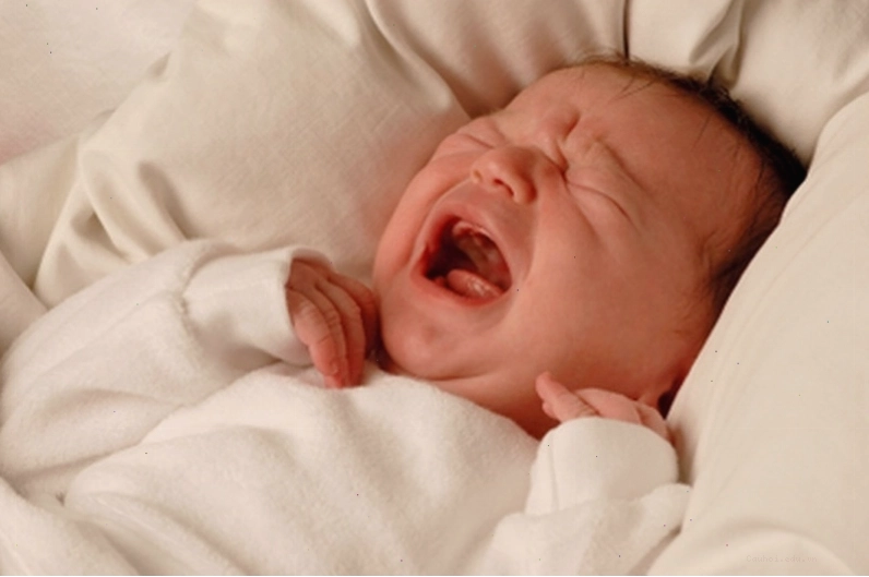Nhiệt độ phòng quá lạnh hoặc quá nóng đều có thể là nguyên nhân khiến trẻ khóc đêm