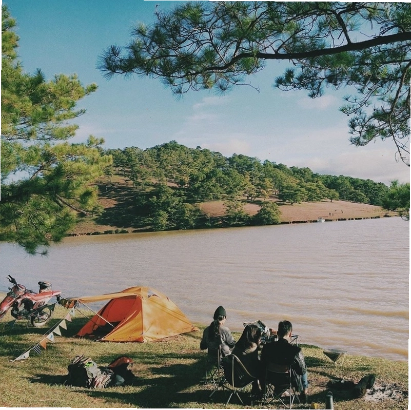 Nhóm bạn trẻ tổ chức cắm trại và picnic vui vẻ bên bờ Hồ Suối Vàng