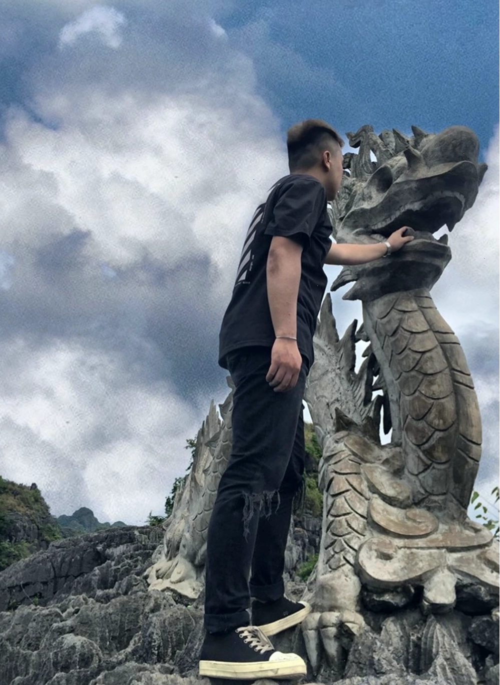 Những bậc thang đá lên đỉnh Hang Múa