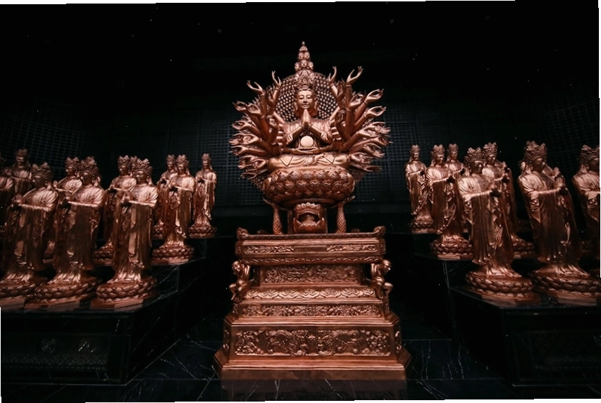 Những bức tượng đồng chạm khắc tinh tế tại trung tâm triển lãm