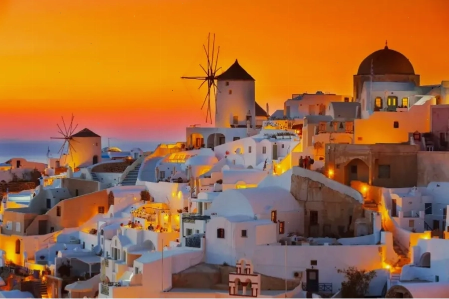 Những ngôi nhà trắng với mái vòm xanh đặc trưng của Santorini