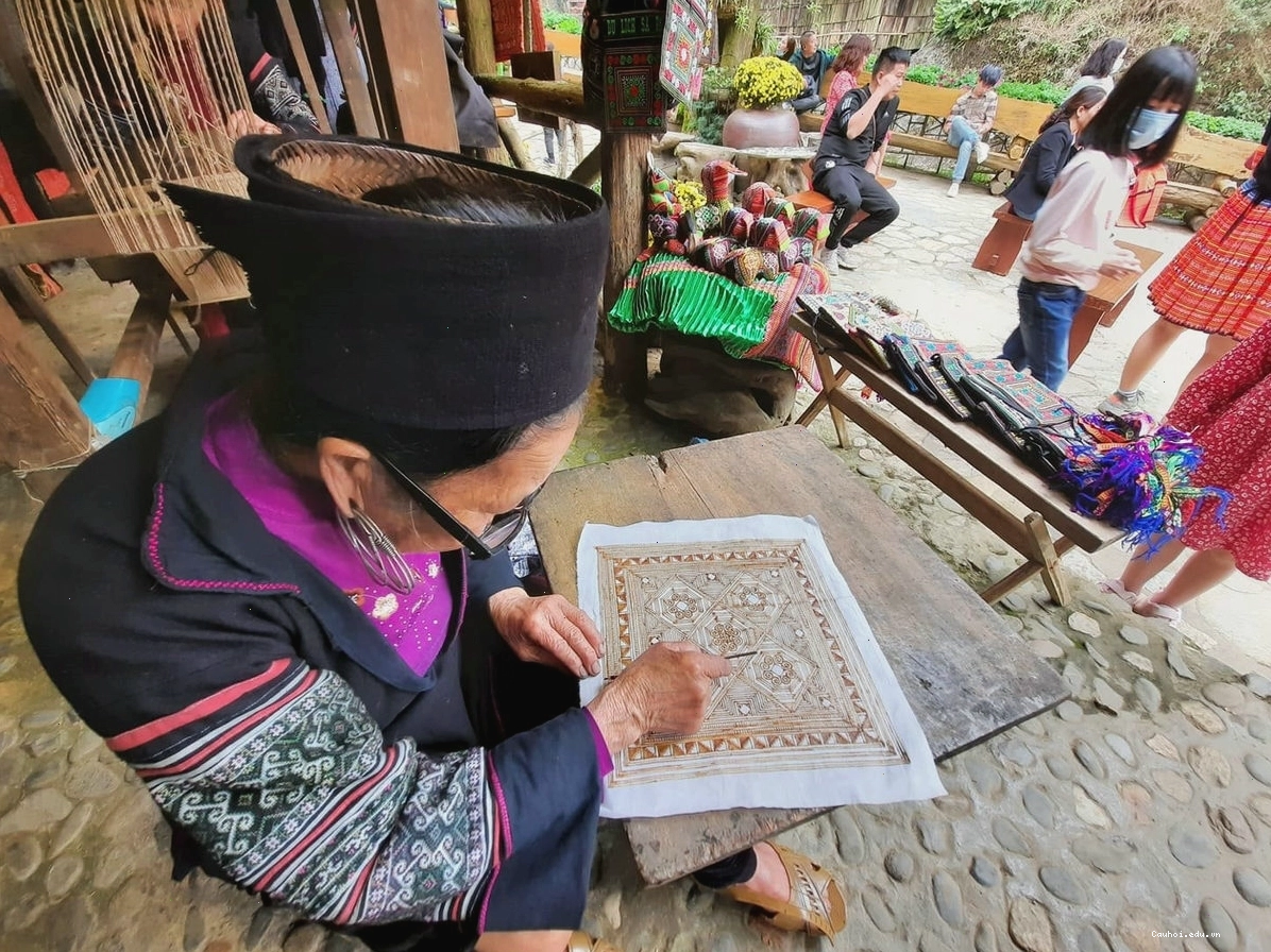 Những ngôi nhà trình tường đặc trưng tại bản Cát Cát