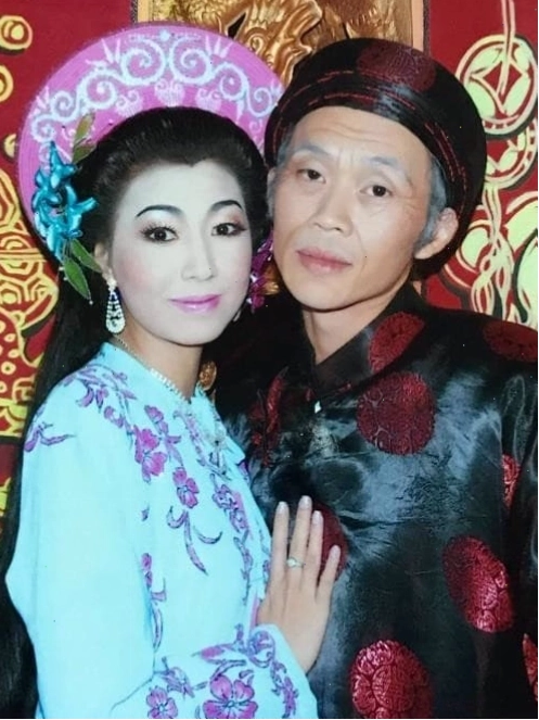 Nữ ca sĩ tự nhận là vợ Hoài Linh và hình xăm gây chú ý
