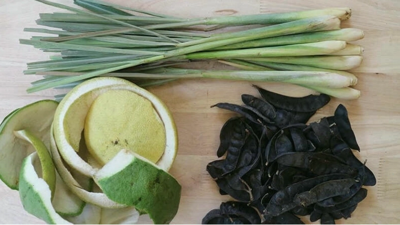 Nước rửa chén tự làm từ sả, bồ kết và vỏ cam bưởi mang lại hiệu quả làm sạch cao
