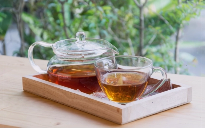 Pha trà và đường, sau đó để nguội trước khi thêm SCOBY