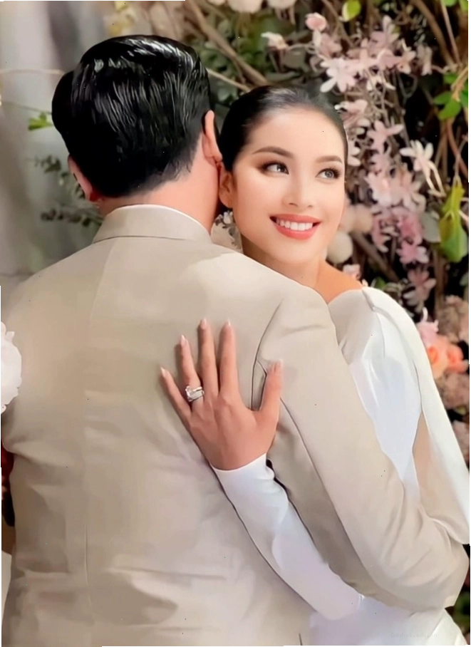 Phạm Hương và chồng đại gia giữ cuộc sống riêng tư