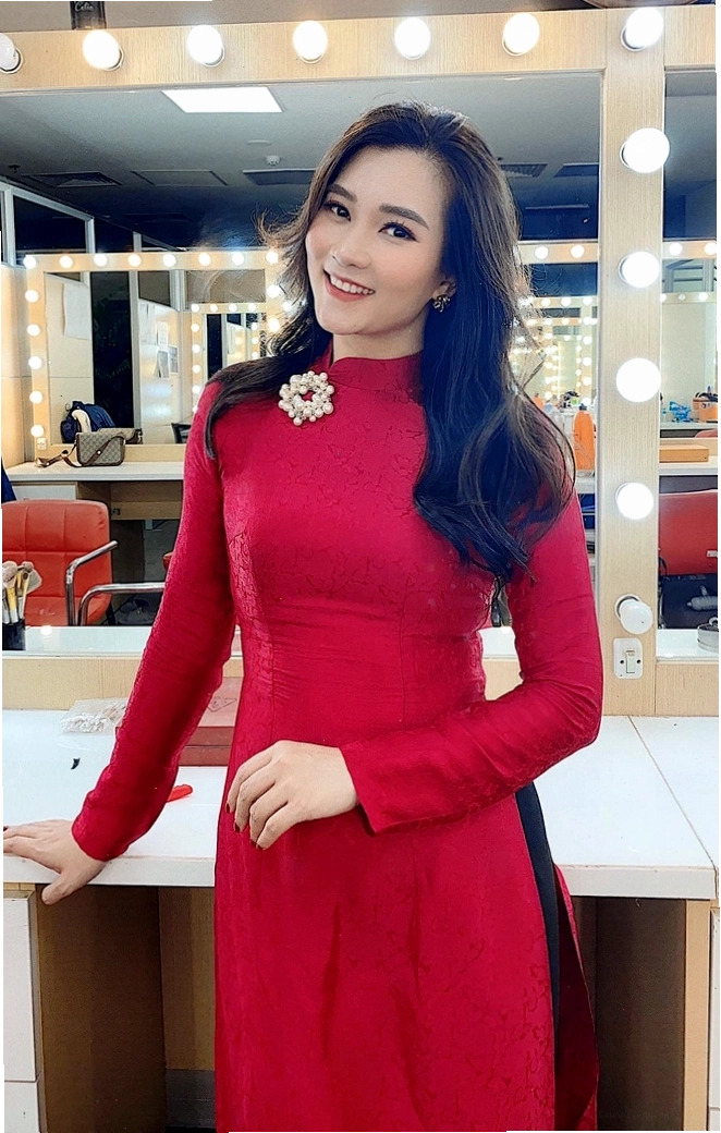 Phong cách thời trang thanh lịch của BTV Khánh Trang