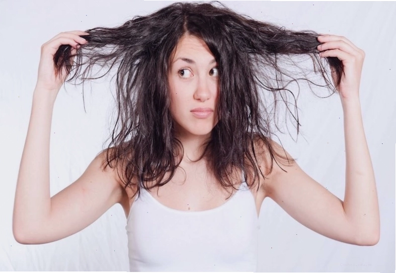 Phụ nữ băn khoăn về việc gội đầu trong kỳ kinh nguyệt
