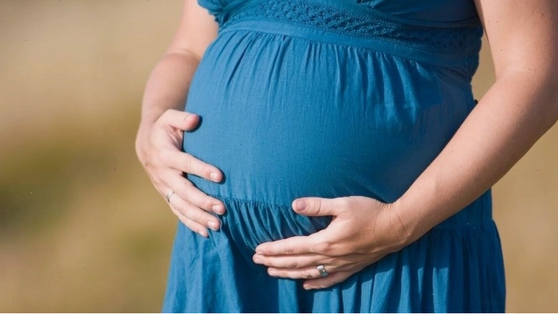 Phụ nữ có thai cần tránh uống nhiều cà phê