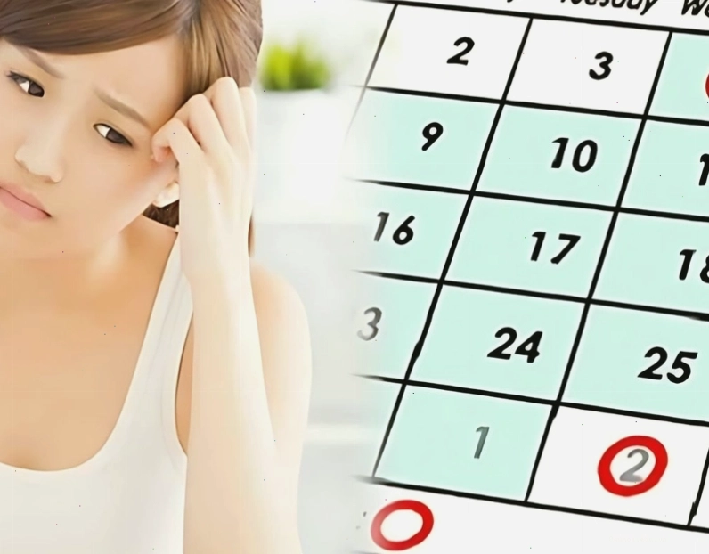 Phụ nữ đang tham khảo ý kiến bác sĩ về cách làm chậm kinh nguyệt