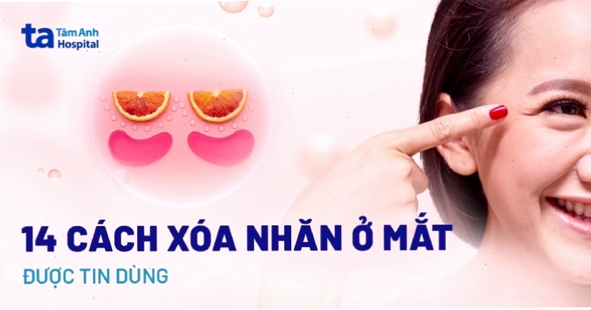 Phụ nữ đang thoa kem dưỡng cho vùng mắt