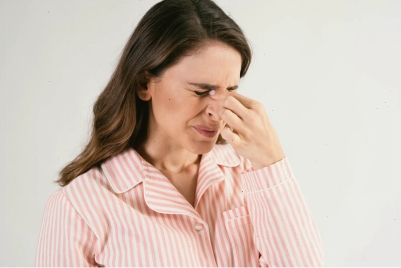 Rửa mũi với nước muối sinh lý giúp cải thiện triệu chứng khó chịu như ngứa mũi