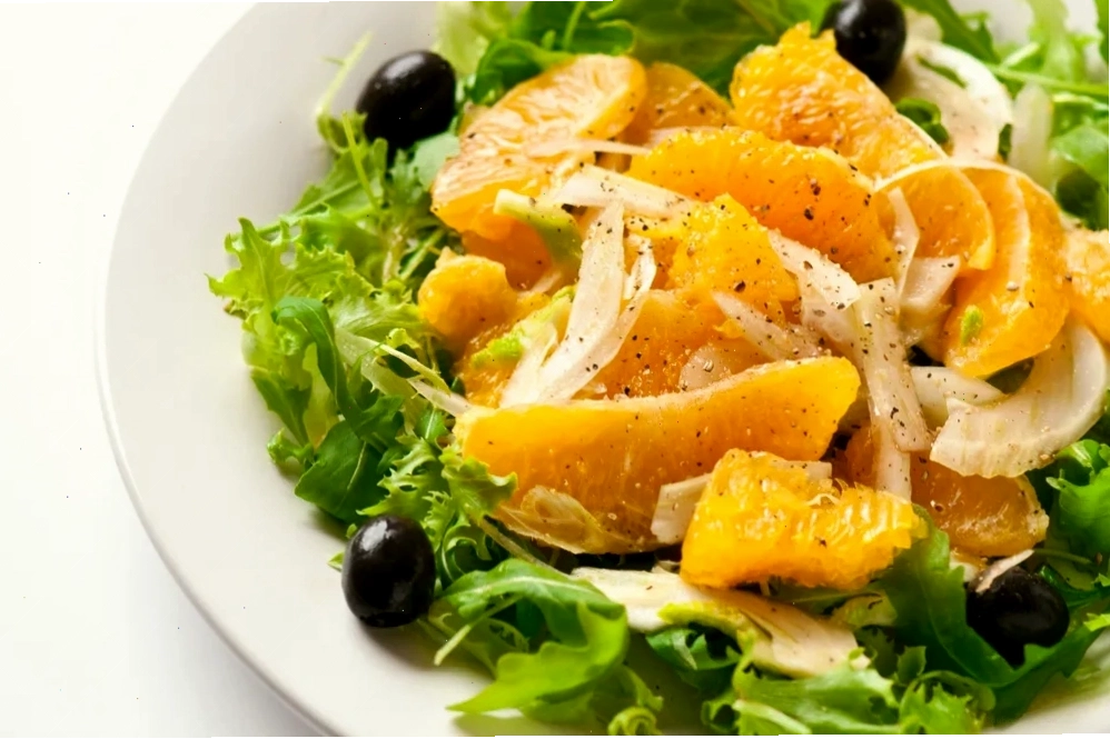 Salad cá hồi và rau mầm với cam tươi