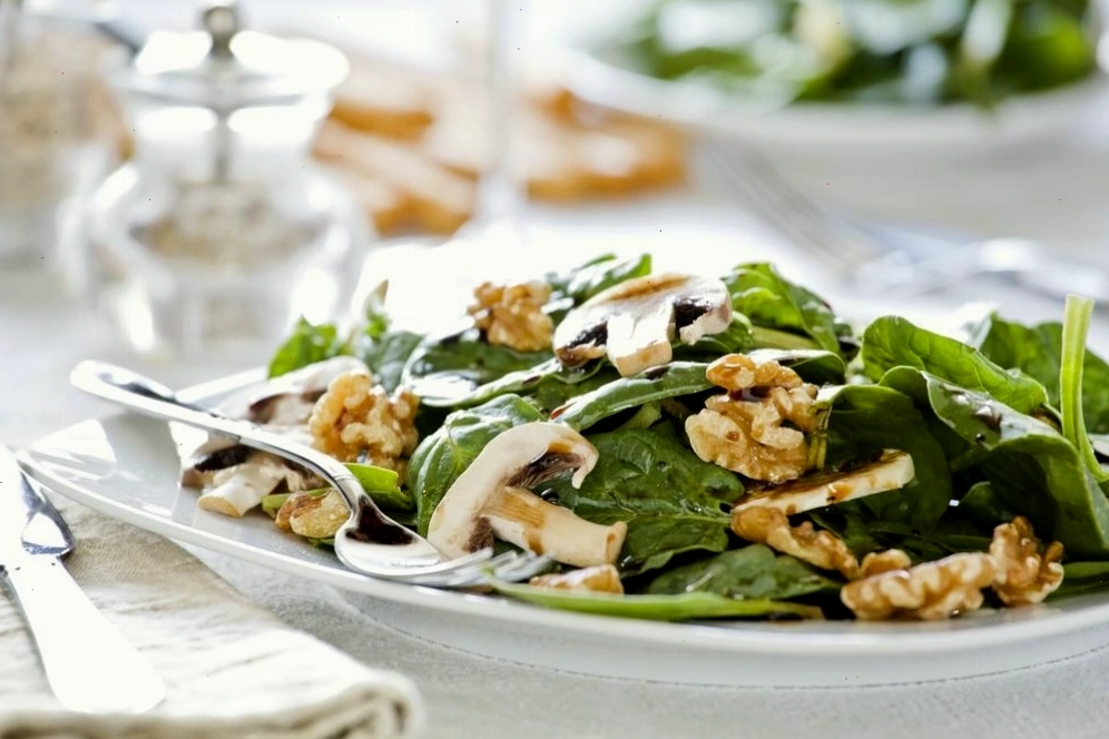 Salad đậu gà và rau xanh với nấm và cà chua bi