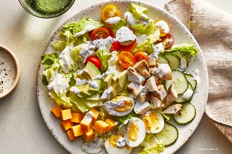 Salad ức gà rau củ thanh mát với nước sốt chanh dây