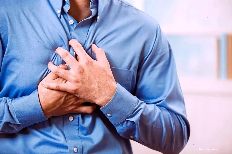 Sơ chế rau xuyến chi trước khi nấu